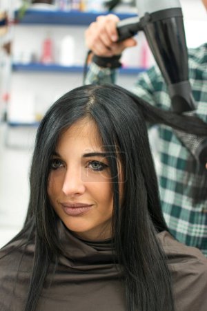 Téléchargez les photos : Femme heureuse au salon de beauté se faire couper les cheveux - en image libre de droit