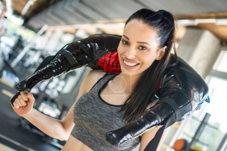 Foto de Mujer fitness haciendo ejercicio con bolsa de peso de entrenamiento. - Imagen libre de derechos