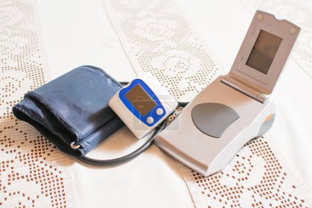 Foto de Monitores de presión arterial en la mesa - Imagen libre de derechos