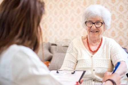 Foto de Psicoterapeuta hablando con una paciente mayor - Imagen libre de derechos