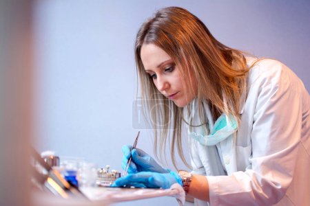 Téléchargez les photos : Young female dentist working in dental office - en image libre de droit