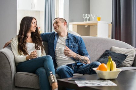 Téléchargez les photos : Heureux jeune couple boire le café du matin à la maison - en image libre de droit