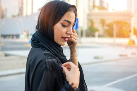 Foto de Retrato de vista lateral de la hermosa mujer árabe en ropa Abaya en la calle - Imagen libre de derechos