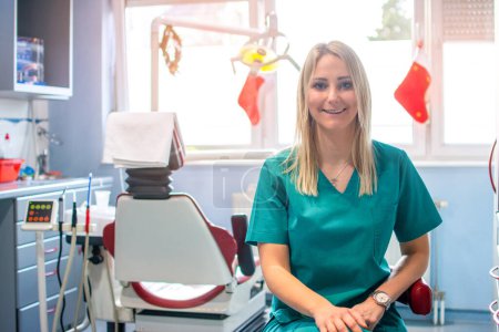 Téléchargez les photos : Portrait de femme dentiste dans son cabinet - en image libre de droit