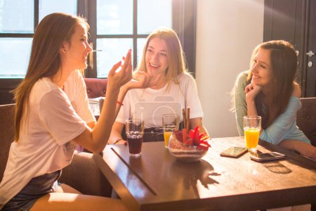 Foto de Tres hermosas chicas divirtiéndose en un bar - Imagen libre de derechos