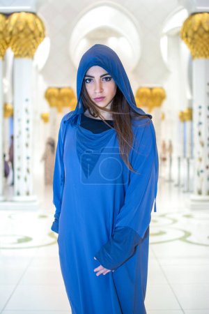 Téléchargez les photos : Portrait de belle jeune femme portant des vêtements arabes à la Grande Mosquée Cheikh Zayed à Abu Dhabi. - en image libre de droit