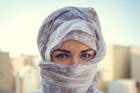 Téléchargez les photos : Femme musulmane portant des vêtements arabes traditionnels à l'extérieur. - en image libre de droit