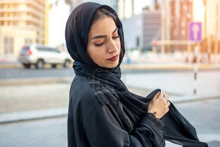 Téléchargez les photos : Portrait de belle jeune femme portant Abaya à l'extérieur - en image libre de droit