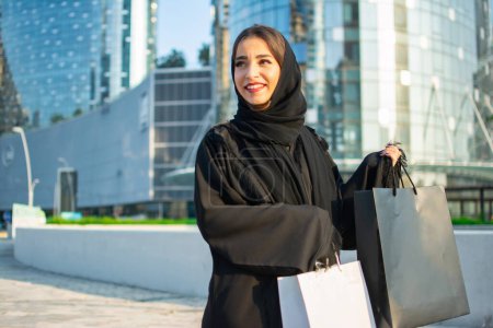 Junge Muslimin genießt Einkaufszeit in der Stadt Abu Dhabi