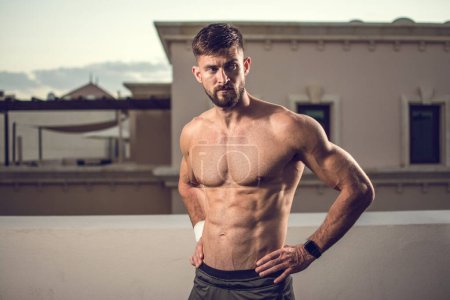 Téléchargez les photos : Sexy homme musculaire athlétique avec six pack abs à l'extérieur. - en image libre de droit
