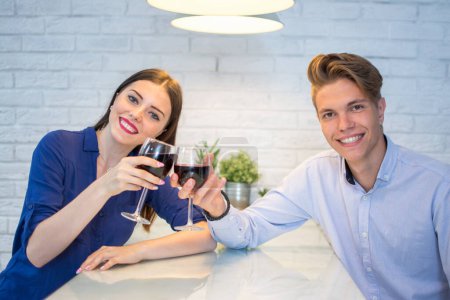 Téléchargez les photos : Jeune couple dégustant un verre de vin rouge - en image libre de droit