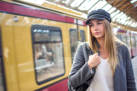 Foto de Retrato de una hermosa joven en la estación de tren. - Imagen libre de derechos