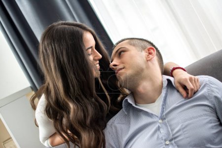 Téléchargez les photos : Petite amie va embrasser son petit ami - en image libre de droit