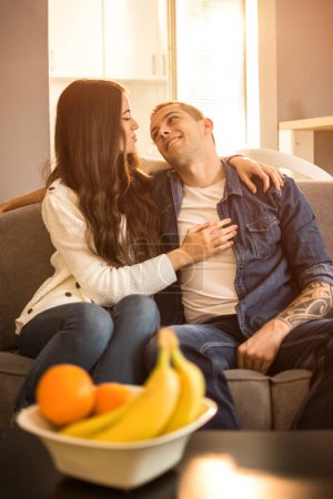 Téléchargez les photos : Jeune couple étreignant à la maison - en image libre de droit