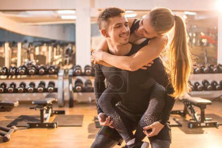 Téléchargez les photos : Beau couple sportif en salle de gym. - en image libre de droit