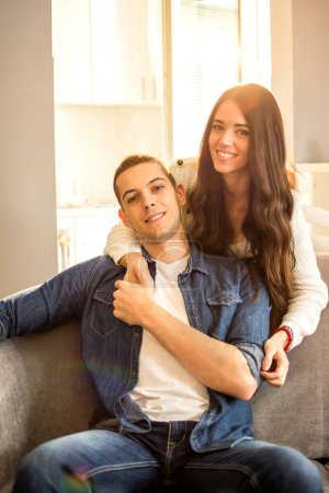 Téléchargez les photos : Joyeux couple souriant amoureux étreignant à la maison - en image libre de droit