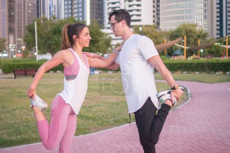 Foto de Hermosa pareja deportiva haciendo ejercicio juntos al aire libre - Imagen libre de derechos