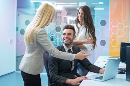 Téléchargez les photos : Jeunes femmes d'affaires lors d'une réunion avec leur chef masculin dans un bureau coloré. - en image libre de droit
