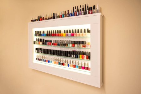 Téléchargez les photos : Ensemble de nombreux vernis à ongles différents sur des étagères dans un magasin de cosmétiques - en image libre de droit
