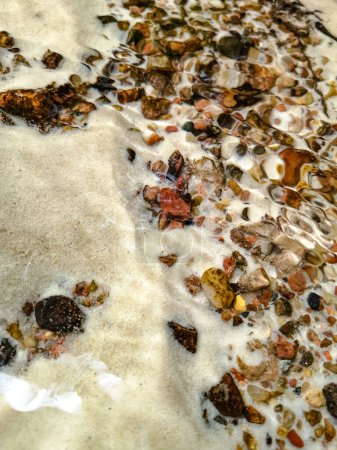 Téléchargez les photos : Small colourful pebbles in the bottom of a small stream - en image libre de droit
