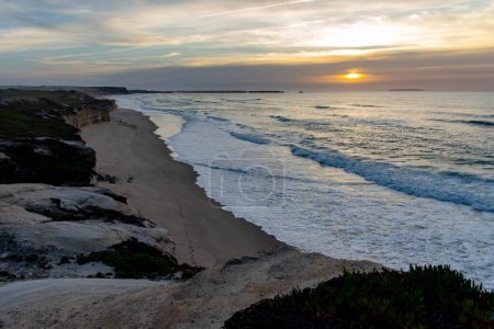 Téléchargez les photos : Falaises de sable rouge sur la côte du Portugal - en image libre de droit