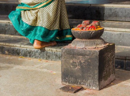 Téléchargez les photos : Woman at Ganesha Temple entrance - en image libre de droit