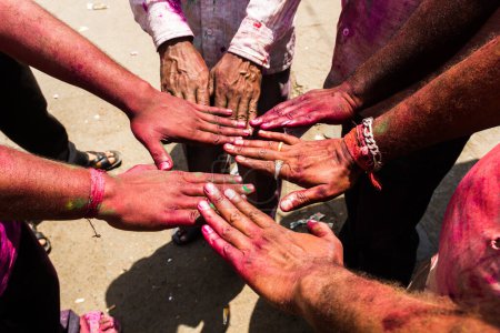 Téléchargez les photos : Holi festival des couleurs en Inde. Mains d'hommes peintes avec de la poudre colorée à la fête traditionnelle hindoue - en image libre de droit