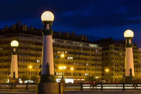 Téléchargez les photos : Bright pillars of Zurriola Bridge at night in Donostia city, north Spain. San Sebastian in the Basque Country, architecture, urban transportation concepts - en image libre de droit