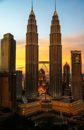 Foto de Kuala Lumpur, Malasia - 10 de julio de 2012: La cima de las Torres Gemelas Petronas en Kuala Lumpur. Negocio financiero, concepto de poder corporativo - Imagen libre de derechos