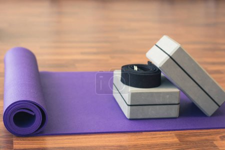 Foto de Suministros de yoga. cinturón, bloques y alfombra - Imagen libre de derechos