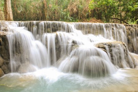 Téléchargez les photos : Kuang Si Falls près de Luang Prabang, Laos. Paysage de jungle. Concept de photographie longue exposition - en image libre de droit