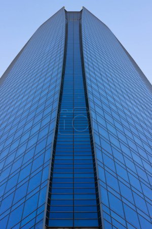 Téléchargez les photos : Vue rapprochée sur le gratte-ciel en verre Costanera Center d'en bas. Bâtiment bleu financier à Santiago du Chili, concepts de pouvoir d'entreprise - en image libre de droit