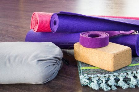 Foto de Yoga supplies. belt, blocks and mats - Imagen libre de derechos