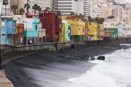 Foto de Coloridas casas en San Cristóbal pueblo de pescadores cerca de Las Palmas, Gran Canaria. Zona urbana junto al mar en Canarias, España - Imagen libre de derechos
