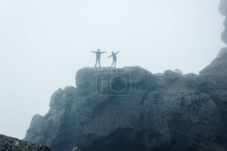 Téléchargez les photos : Grimpeurs au sommet du rocher de Roque Nublo, Gran Canaria. - en image libre de droit