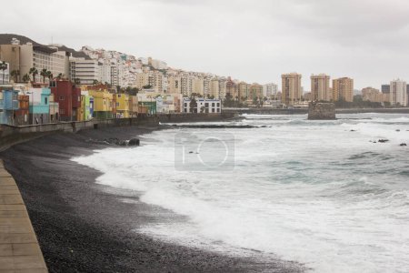 Téléchargez les photos : San Cristobal maisons colorées par la plage de pierre à Gran Canaria île, Espagne. Ville au bord de la mer, concept urbain - en image libre de droit