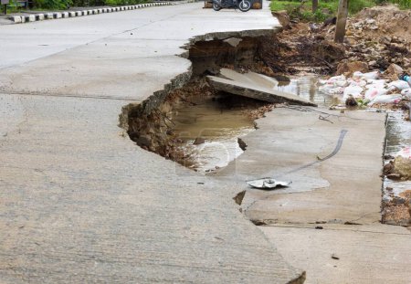 Téléchargez les photos : Route cassée après les inondations à Koh Phangan, Thaïlande. Saison de mousson dommages, conséquences du changement climatique concepts - en image libre de droit