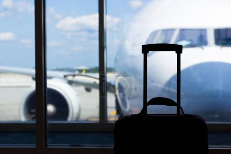 Téléchargez les photos : Bagage près de la fenêtre, avions à l'aéroport - en image libre de droit