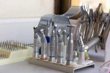 Téléchargez les photos : Outils dentaires en acier sur table, stomatologie et soins dentaires - en image libre de droit