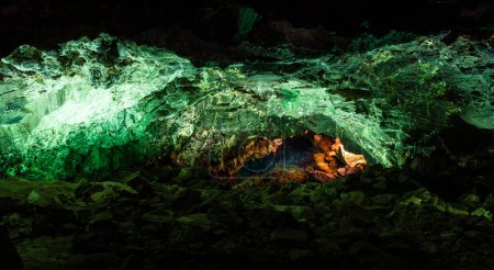 Téléchargez les photos : Vue panoramique du tube de lave de grotte verte illuminé dans les îles Canaries. Formation de cavernes géologiques, concepts d'attraction touristique - en image libre de droit