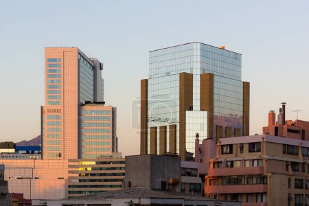 Téléchargez les photos : Santiago, bâtiments financiers, ciel couchant - en image libre de droit