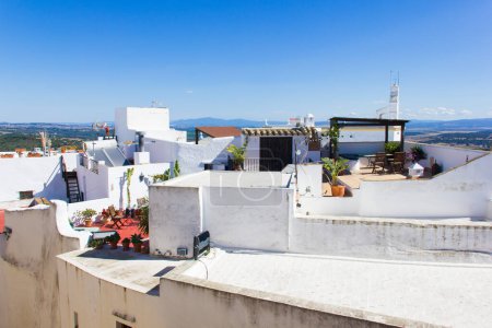 Foto de Vistas de terrazas en el hermoso día soleado en la ciudad blanca de Vejer, España. Visita guiada, vacaciones de verano, conceptos de destino turístico - Imagen libre de derechos