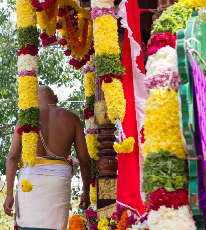 Foto de Hombre Brahmin anónimo alrededor de adornos de decoración de flores celebrando el Festival de Dasara en Mysore, India - Imagen libre de derechos