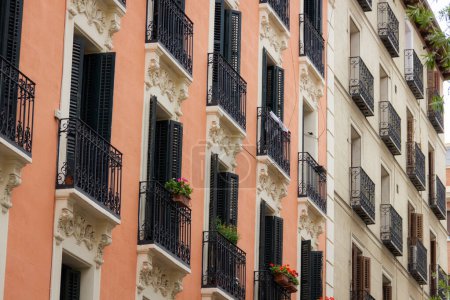 Foto de Pequeños balcones fachada del edificio residencial en Madrid. Negocio inmobiliario, conceptos de estilo de arquitectura clásica - Imagen libre de derechos