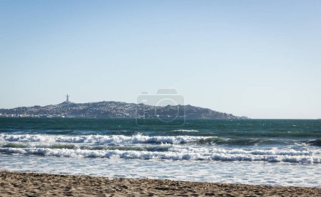 Foto de Vistas de la ciudad de Coquimbo y la famosa Cruz del Tercer Milenio desde la playa vacía en La Serena, Chile - Imagen libre de derechos