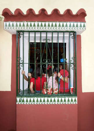 Téléchargez les photos : Fuengirola, Malaga, Espagne. 10/06/2023. Enfants à la fenêtre dans le parc des expositions de Fuengirola. - en image libre de droit