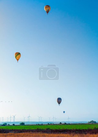 Foto de Globos de aire caliente en el cielo de Arcos de la Frontera. Cádiz - Imagen libre de derechos