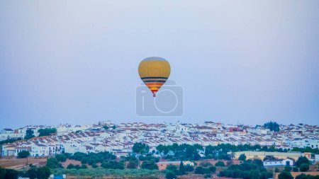 Foto de Globos de aire caliente en el cielo de Arcos de la Frontera. Cádiz - Imagen libre de derechos