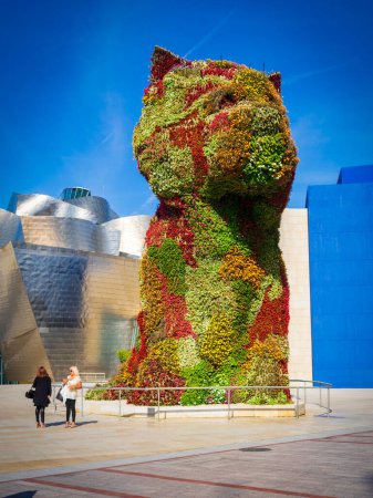 Hundeförmiger vertikaler Wald im Guggenheim Museum of Contemporary Art in Bilbao.