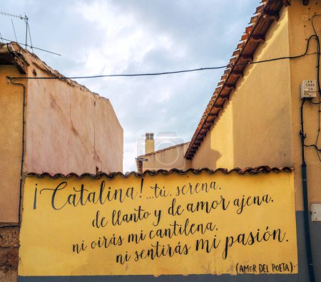 Téléchargez les photos : Poème écrit sur un mur dans les rues de Lerma - en image libre de droit